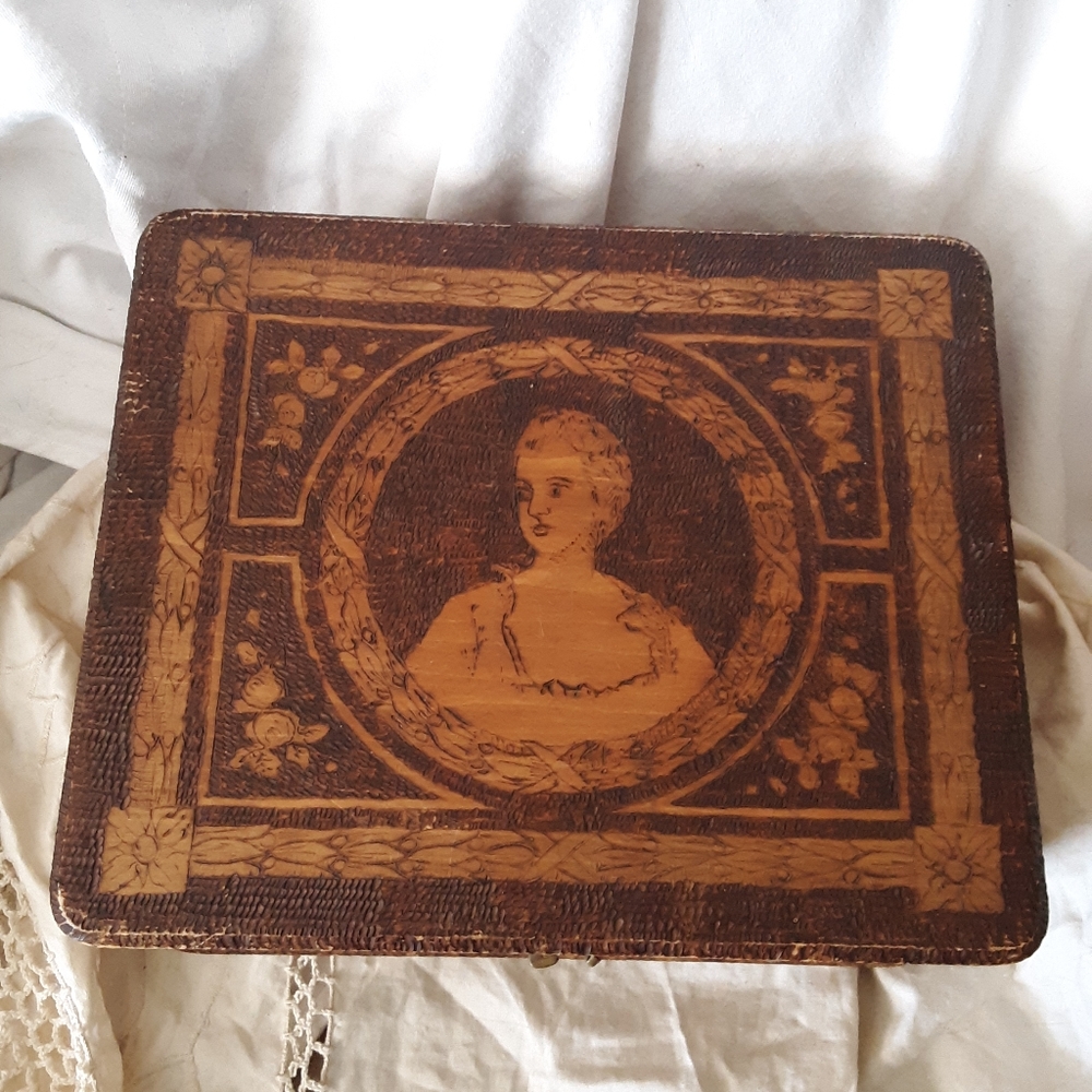 Antique Wood Dresser/Jewelry Box